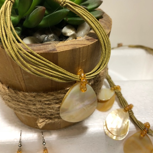 Set of Handcrafted Mother Pearl Jewelries - Picture 3 of 4